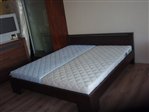 Manželská posteľ v zadnom čele mliečne sklo, masív parený buk, matrace 2ks 90x200 Manželská posteľ 02