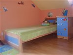 Detská posteľ - váľanda z masívu - parený buk, odtieň prirodný výplň v prednom a zadnom čele modrá drevotrieska. Matrac 90x200. Detská posteľ 01